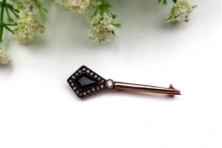 Pregadeira em ouro e prata com diamante em talhe brilhante, lascas de diamantes 