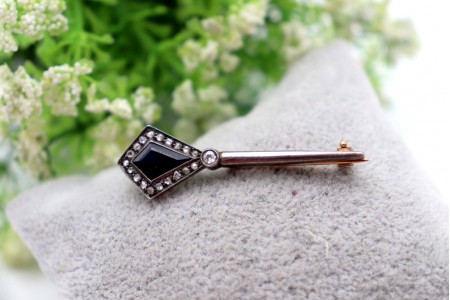 Pregadeira em ouro e prata com diamante em talhe brilhante, lascas de diamantes 