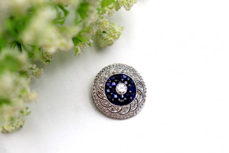 Pregadeira em ouro e platina com diamante em talhe brilhante, lascas de diamante