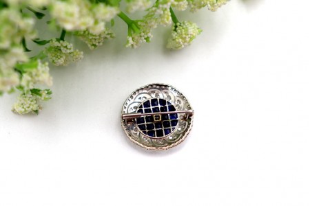 Pregadeira em ouro e platina com diamante em talhe brilhante, lascas de diamante