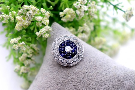 Pregadeira em ouro e platina com diamante em talhe brilhante, lascas de diamante