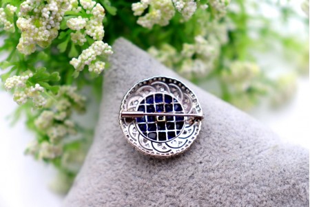 Pregadeira em ouro e platina com diamante em talhe brilhante, lascas de diamante