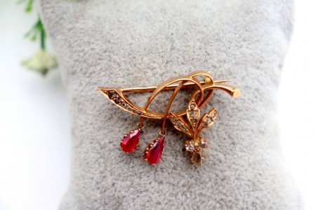 Pregadeira em ouro com diamantes coroados e dois rubis lapidados em pingentes