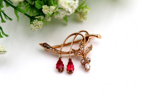Pregadeira em ouro com diamantes coroados e dois rubis lapidados em pingentes