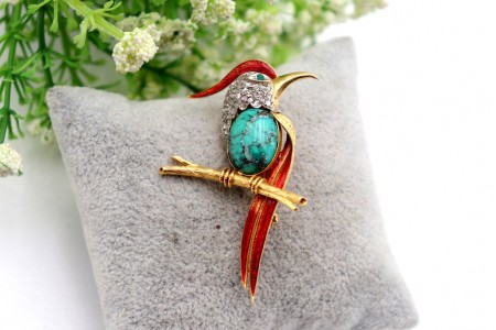 Alfinete em ouro em forma de pássaro com lascas de diamantes em talhe brilhante 