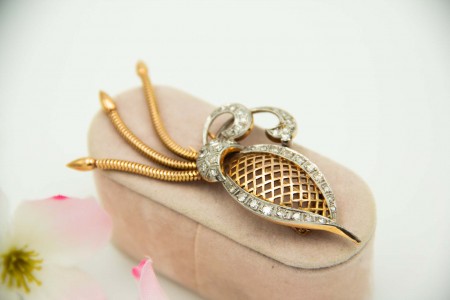 Pregadeira de ouro com gradinha recortada, três pingentes articulados e a aplicação de diamantes (41) em talhe brilhante sobre platina.