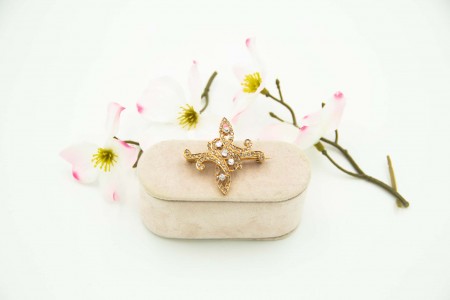 Pregadeira em ouro de formato recortado assimétrico e diamantes (5) em talhe brilhante aplicados e lascas de diamante.