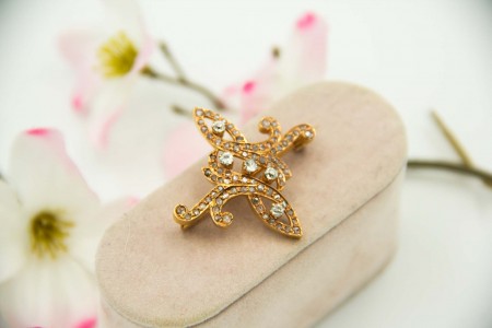 Pregadeira em ouro de formato recortado assimétrico e diamantes (5) em talhe brilhante aplicados e lascas de diamante.