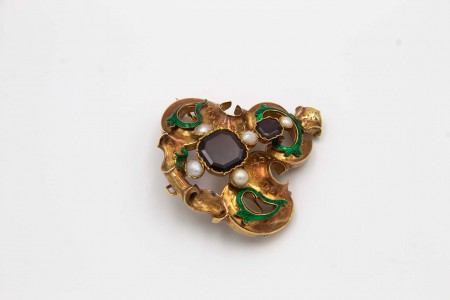 Pregadeira de ouro com recortes, pérolas, com aplicação de crisophases e esmaltes policromodos.