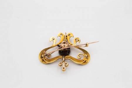 Pregadeira em ouro amarelo com diamantes, centro em prata e esmaltes