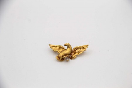 Pregadeira de ouro em forma de ave com diamante em talhe rosa aplicado.