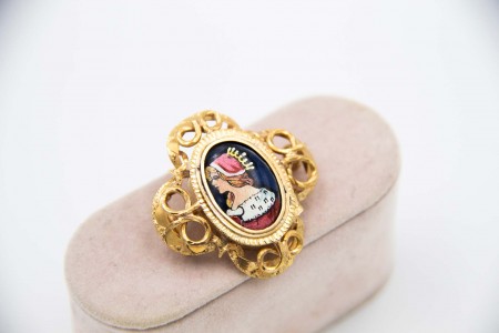 Pregadeira de ouro amarelo com recortes floriados e dama antiga sobre esmalte