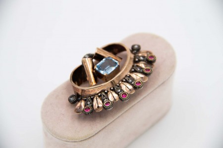 Pregadeira de ouro com lascas de diamante sobre prata, rubis e safira sintética