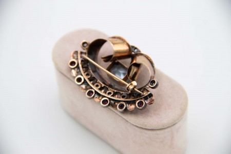 Pregadeira de ouro com lascas de diamante sobre prata, rubis e safira sintética