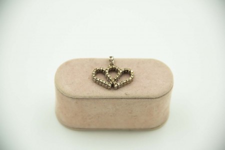 Medalha/Pingente de ouro branco com diamantes (38) em talhe brilhante.