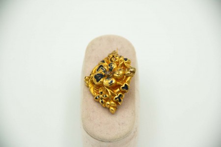 Pregadeira de ouro amarelo com pormenores de flores em esmaltes policromados.