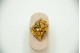 Pregadeira de ouro amarelo com pormenores de flores em esmaltes policromados.