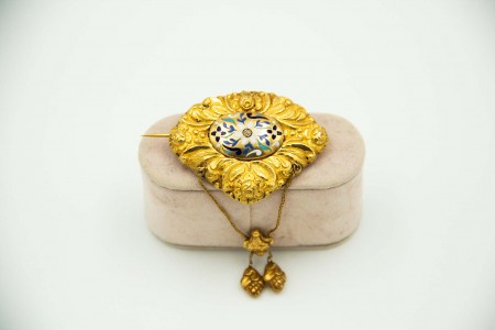  Pregadeira de ouro relevado, centro com motivos florais em esmaltes policromado