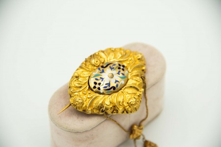  Pregadeira de ouro relevado, centro com motivos florais em esmaltes policromado