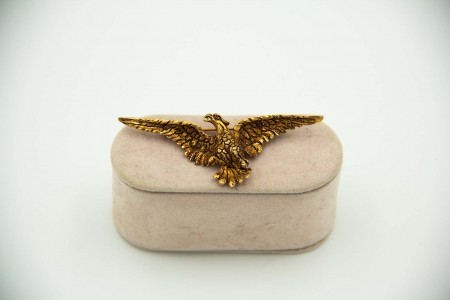 Pregadeira de ouro amarelo em forma de águia em miniatura