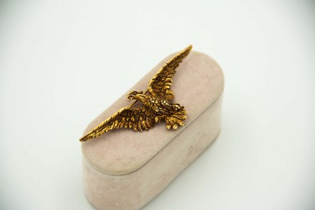 Pregadeira de ouro amarelo em forma de águia em miniatura