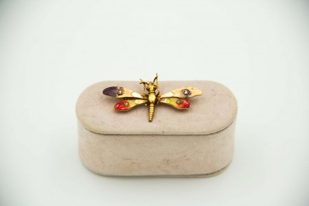 Pregadeira de ouro amarelo em formato de borboleta com esmaltes policromados e l