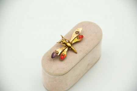 Pregadeira de ouro amarelo em formato de borboleta com esmaltes policromados e l