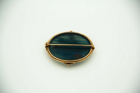 Pregadeira em ouro e prata com ramo de flores sobre pedra dura emoldurada em pai