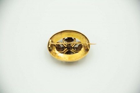 Pregadeira em ouro amarelo oval com recortes em forma de flor