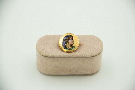 Pregadeira de ouro amarelo com rosto de Senhora em esmalte profusamente definido