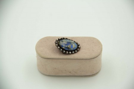 Pregadeira de ouro amarelo e prata com pérolas e ilustração protegida por vidro