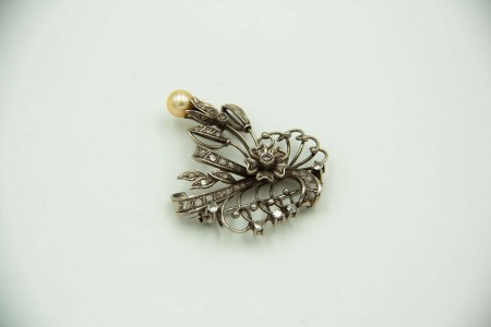 Pregadeira de ouro branco com diamantes (6) em talhe brilhante, lascas 