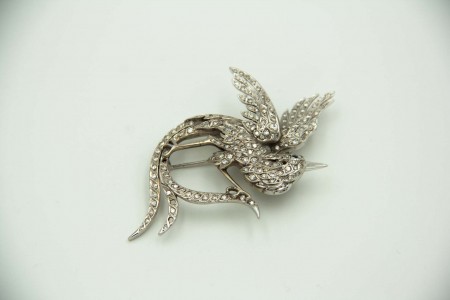 Pregadeira de ouro branco com diamantes (233) em talhe brilhante 8/8 em forma de