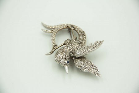 Pregadeira de ouro branco com diamantes (233) em talhe brilhante 8/8 em forma de