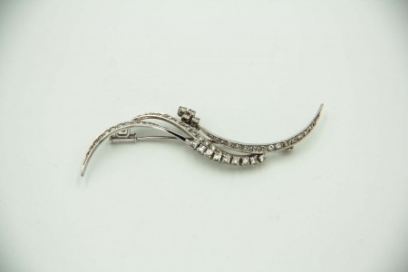 Pregadeira de ouro branco com diamantes (13) com em talhe brilhante 16/16 e (40)