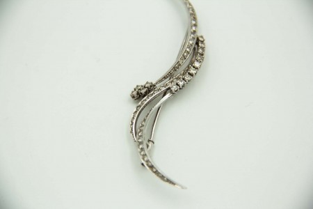 Pregadeira de ouro branco com diamantes (13) com em talhe brilhante 16/16 e (40)