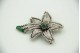 Pregadeira de ouro branco em forma de flor com diamantes (243) e esmeraldas