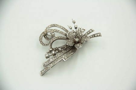 Pregadeira de ouro branco com (8) diamantes em talhe brilhante e lascas 