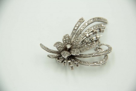 Pregadeira em ouro branco com (8) diamantes em talhe brilhante e lascas 