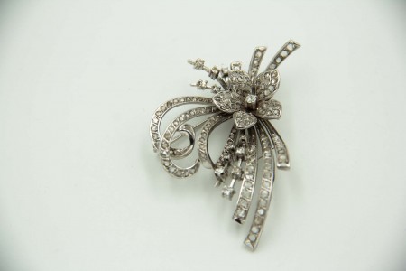 Pregadeira de ouro branco com (8) diamantes em talhe brilhante e lascas 