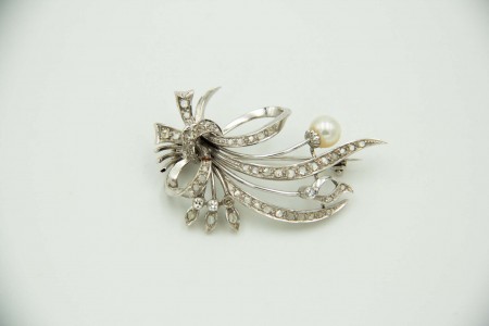 Pregadeira de ouro branco com pérola de cultuta e diamantes (4) 