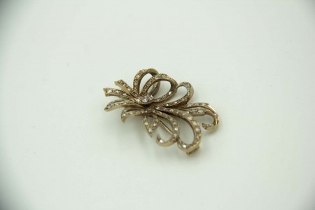 Pregadeira em ouro branco com diamantes (3) em talhe brilhante 