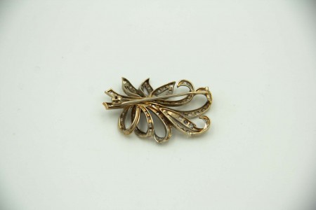 Pregadeira de ouro branco com diamantes (3) em talhe brilhante 