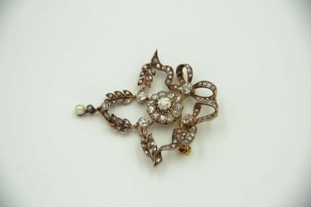 Pregadeira de ouro e prata em formato de folhas  com aplicações de diamantes 