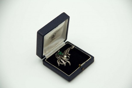 Pregadeira de ouro branco com lascas de diamantes, esmeraldas e pérola de cultur