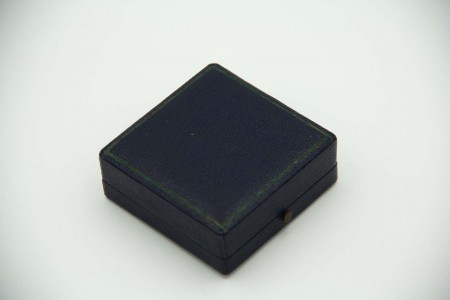 Pregadeira de ouro branco com lascas de diamantes, esmeraldas e pérola de cultur