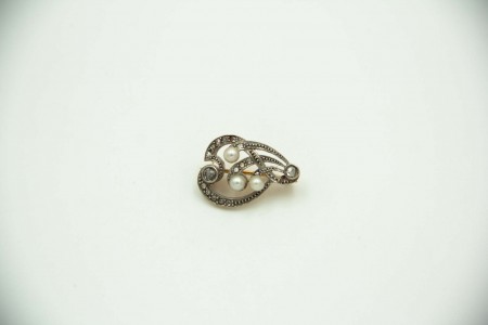 Pregadeira de ouro e prata com três pérolas e lascas de diamantes