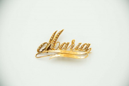 Pregadeira de ouro com nome Maria com micro pérolas 