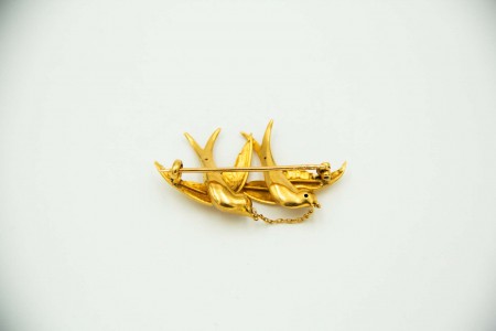 Pregadeira de ouro amarelo com miniaturas de andorinhas