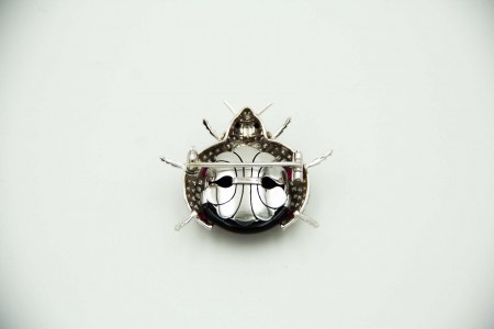 Pregadeira de ouro branco e platina em formato de joaninha com diamantes 